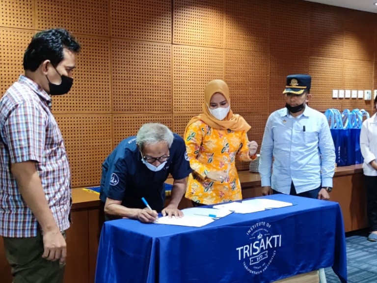 Bupati melakukan penanda tanganan MOU dengan ITL Trisaksi di kampus trisaksi jakarta