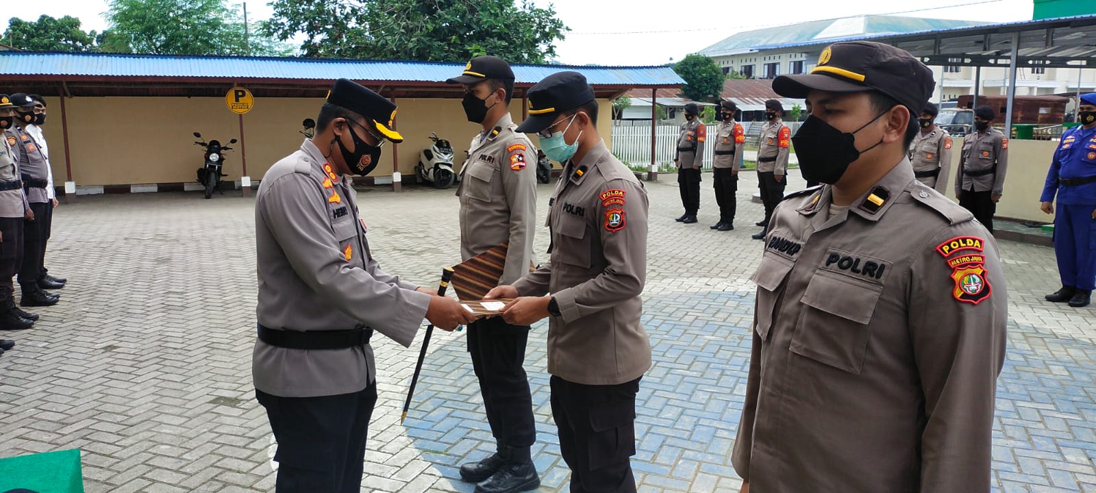 Kapolres menyerahkan reward kepada 3 dokter Mabes Polri