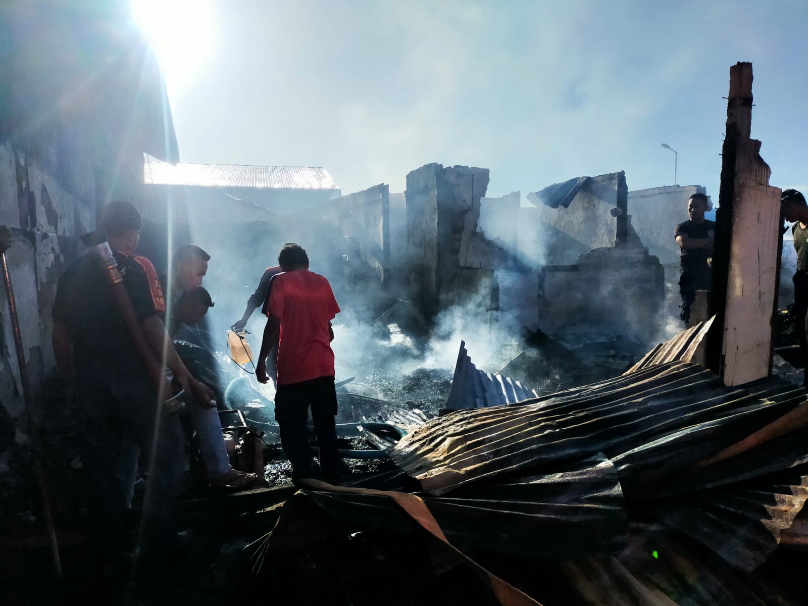 Sebuah toko di pasar fogi terbakar