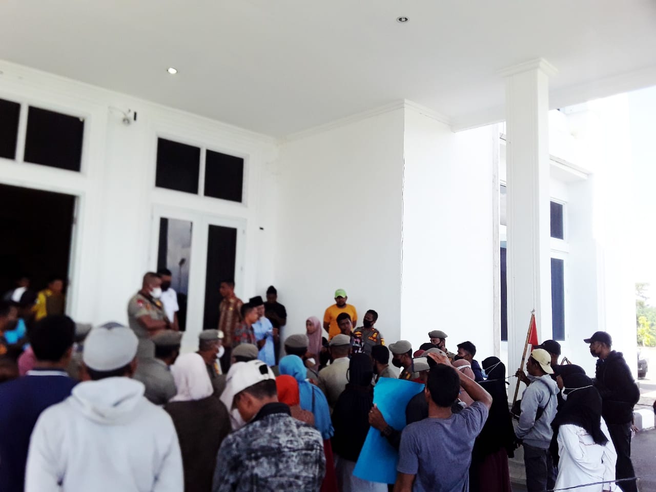 Warga Wailoba gandeng LMND melakukan aksi unjuk rasa di depan kantor Bupati Kepulauan Sula
