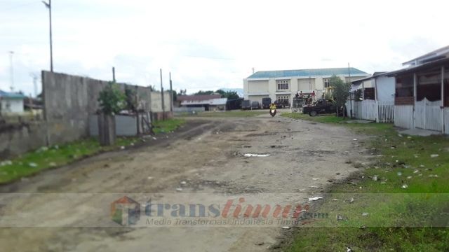 Jalan di Lingkungan Polres Sula Baru Dikerjakan