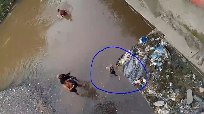 wanita-muda-loncat-dari-jembatan-dhalteng